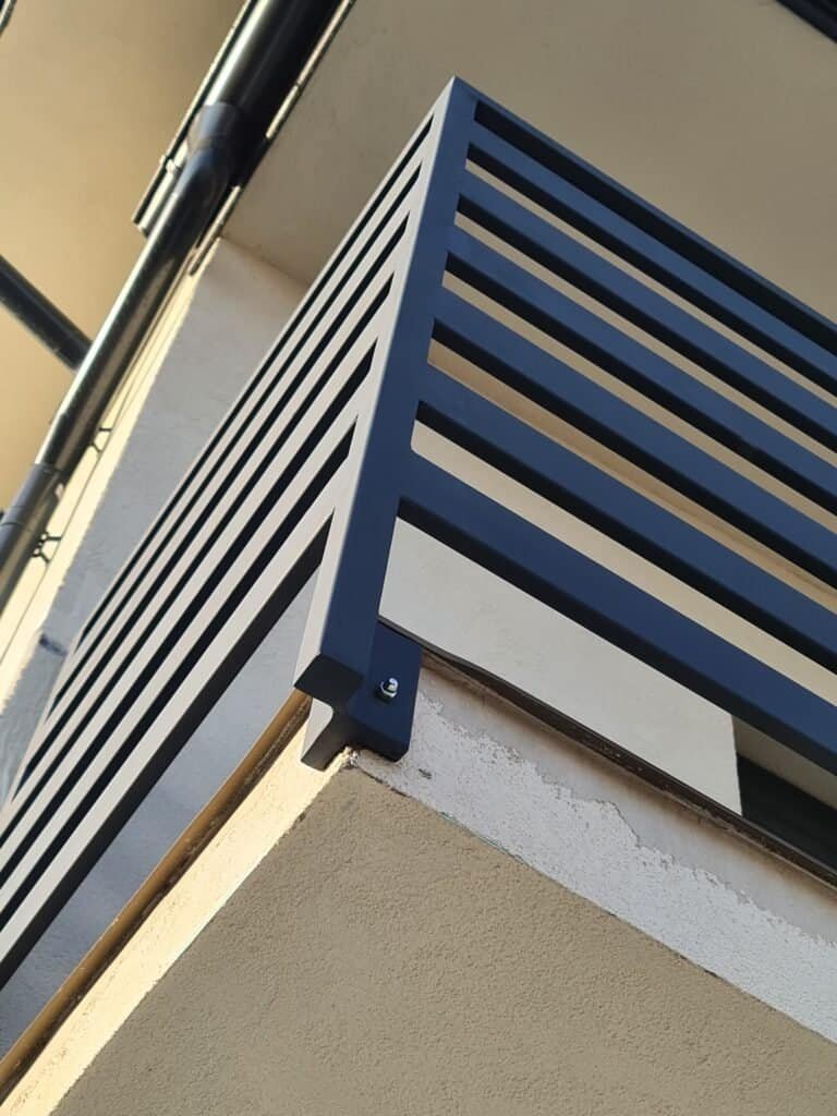 Baldwină de balcon din metal negru, modernă și durabilă pentru clădiri rezidențiale.