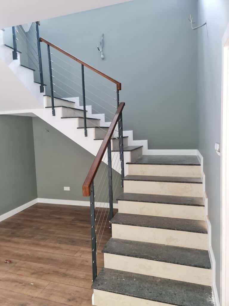 Trepte interioare cu balustradă din metal și lemn, design modern, finisaj elegant, ideal pentru case.