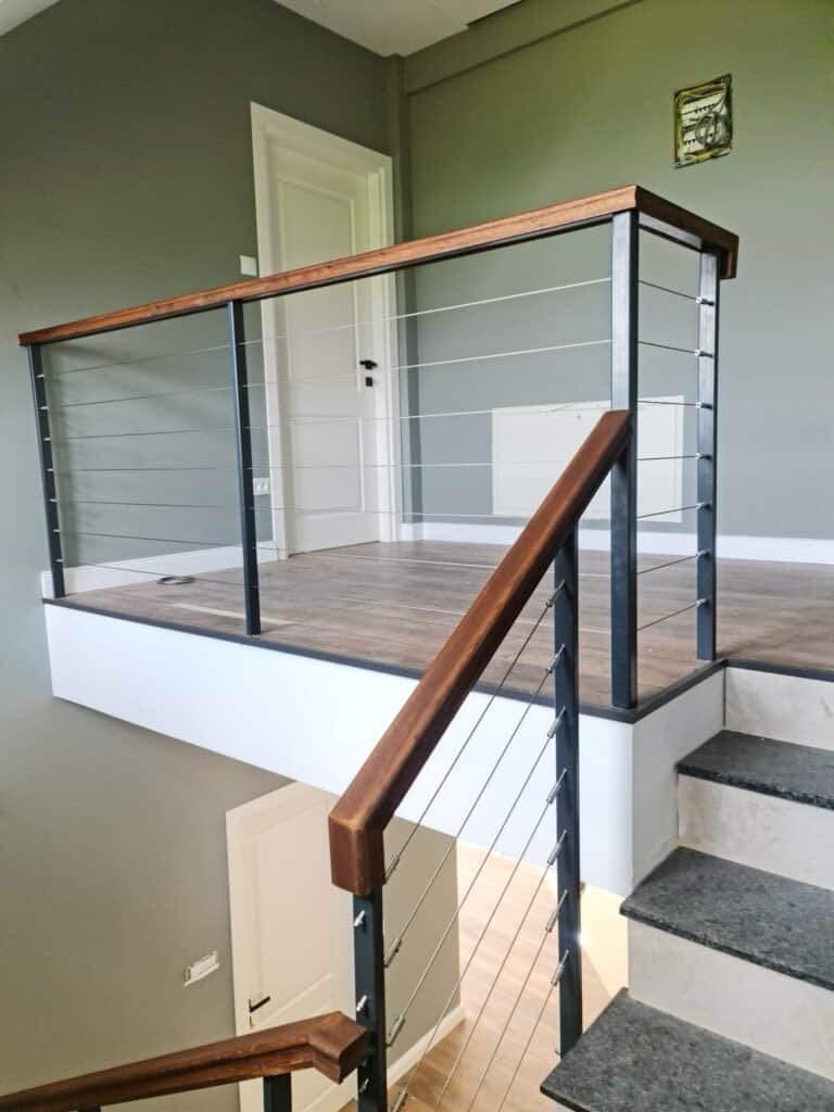 Balustradă din sticlă și lemn pentru interior, cu design elegant și sigur.