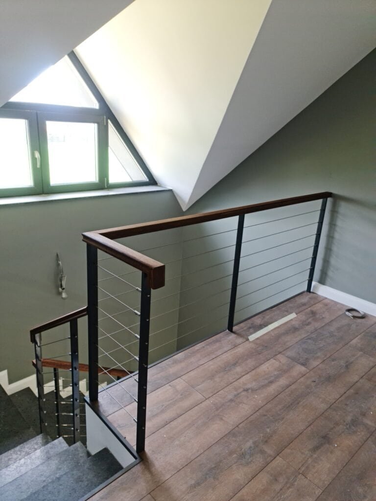 Balustradă metalică pentru interior, design modern și sigur.