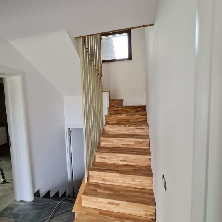 Ușă interioară din lemn masiv, design modern și elegant pentru locuințe.