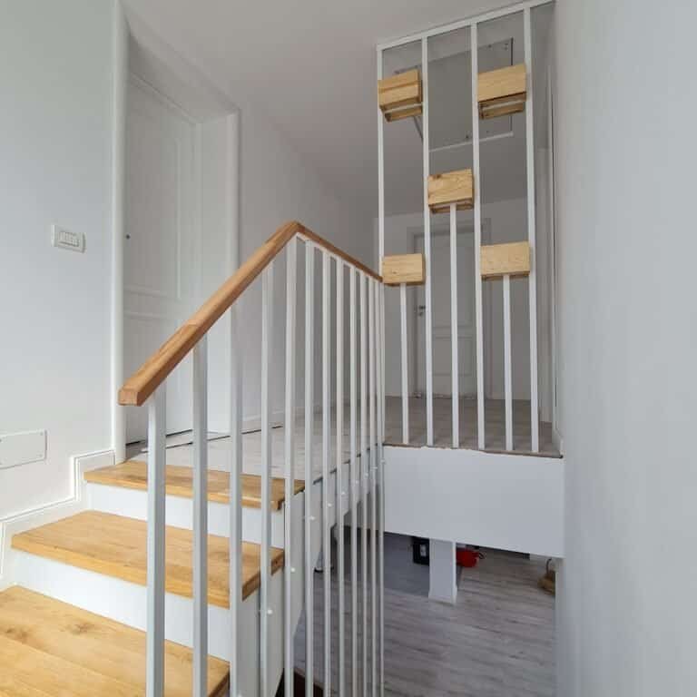 Scară interioară modernă cu balustradă din lemn și elemente de design minimaliste.