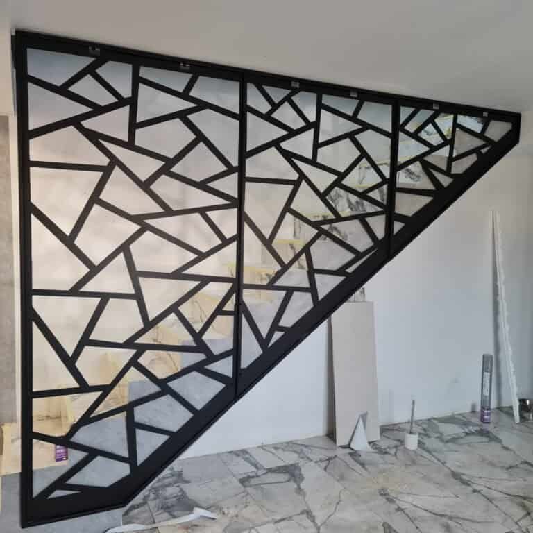 Vitrină decorativă cu model geometric negru pentru interior, ideală pentru design modern și elegant.