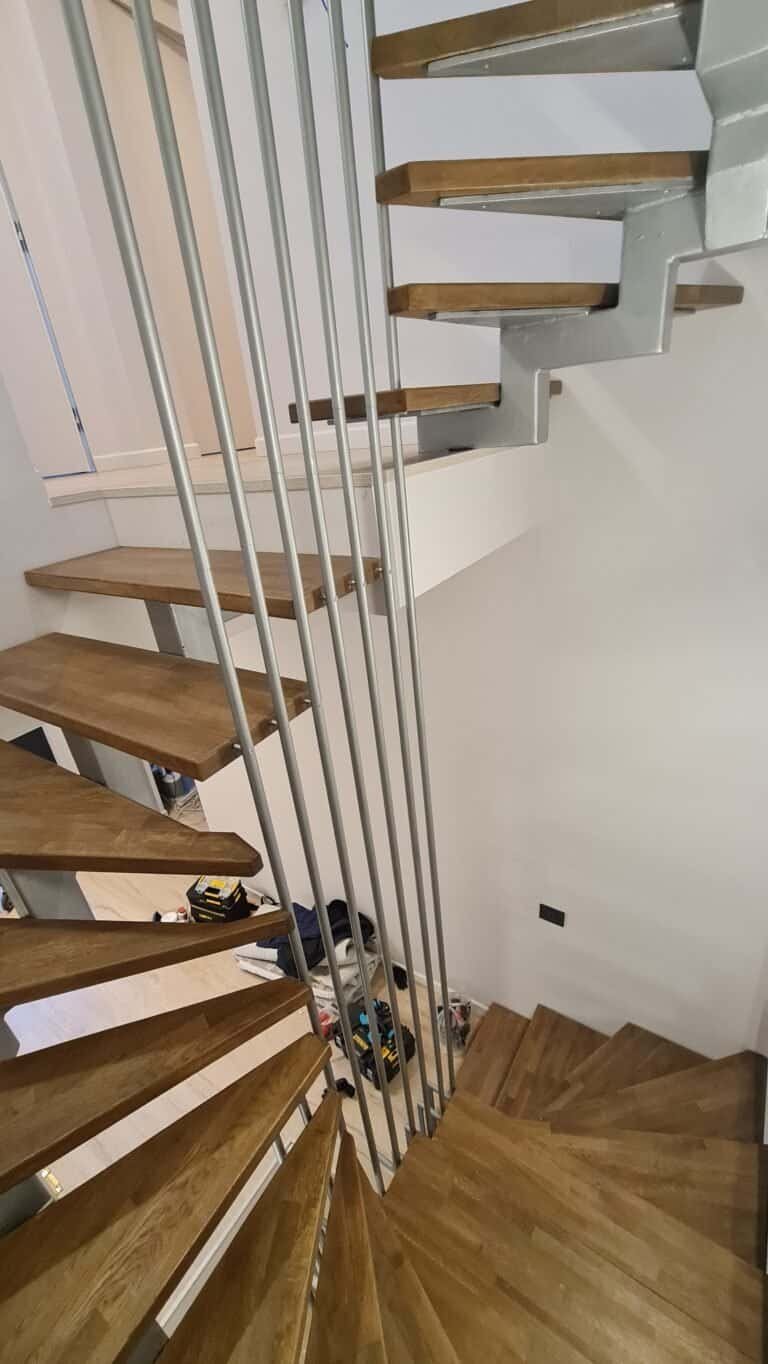 Scară spirală din lemn și metal pentru interior modern și elegant.