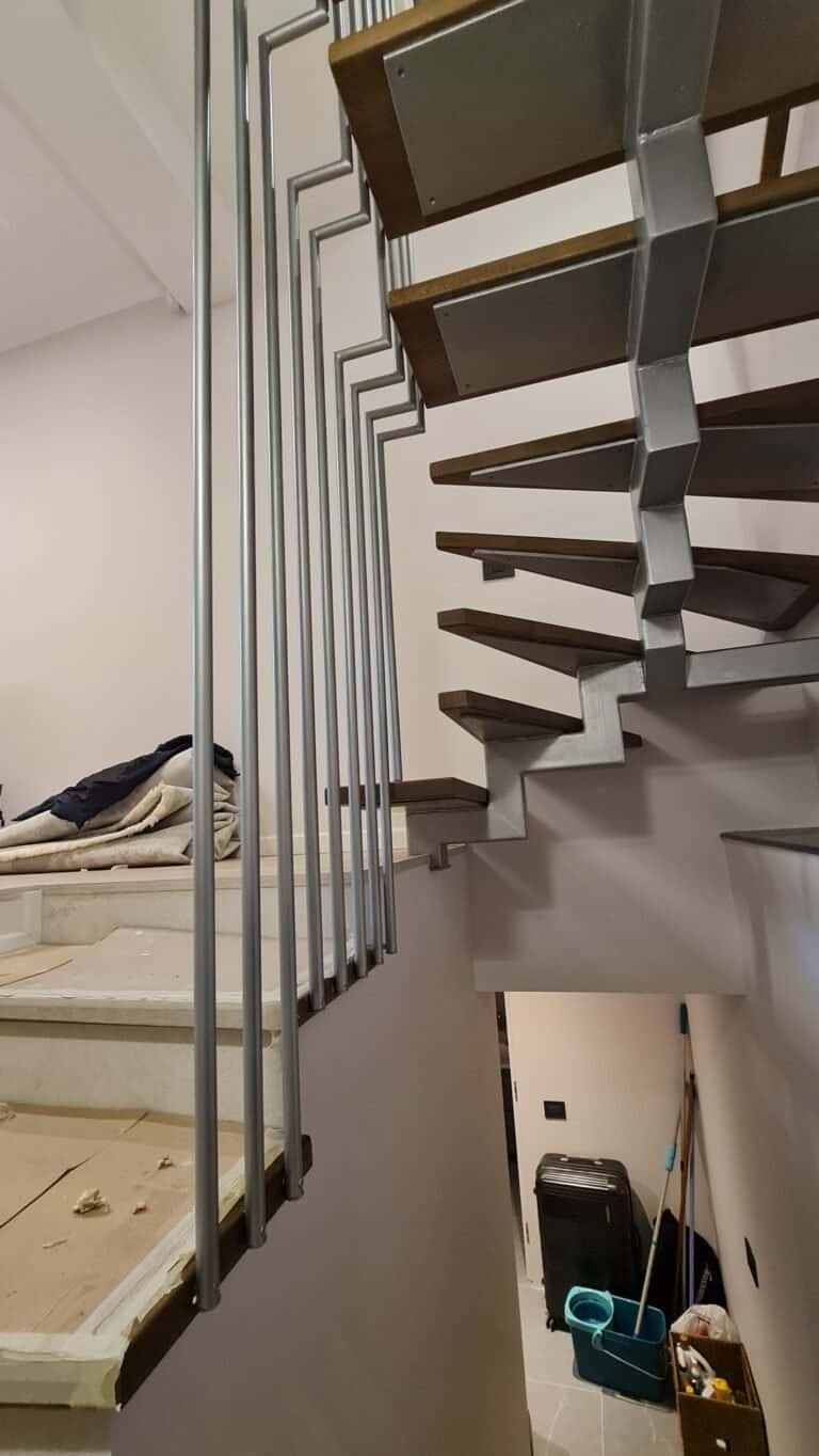 Trepte interioare din lemn și metal, design modern și elegant pentru case și apartamente.