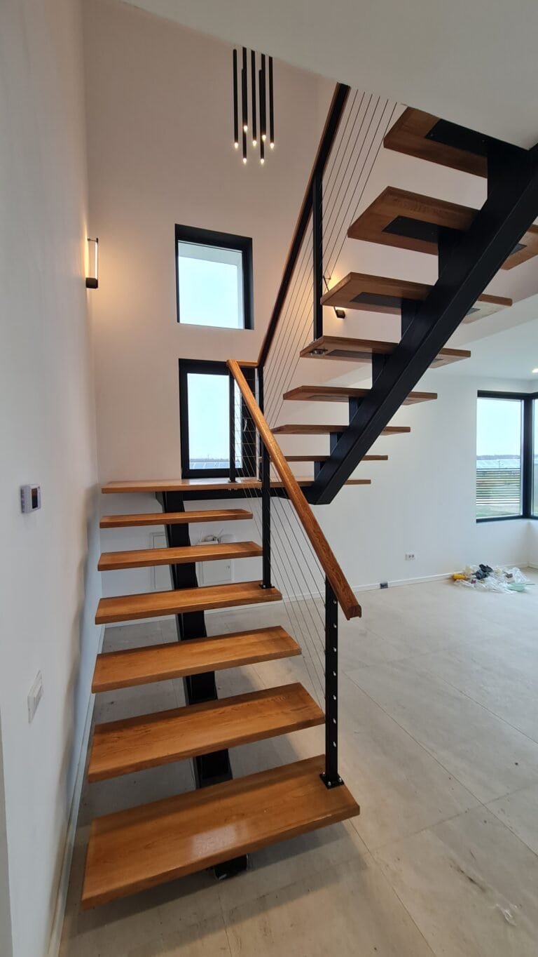 Scară modernă din lemn și metal într-un interior luminos și minimalist.