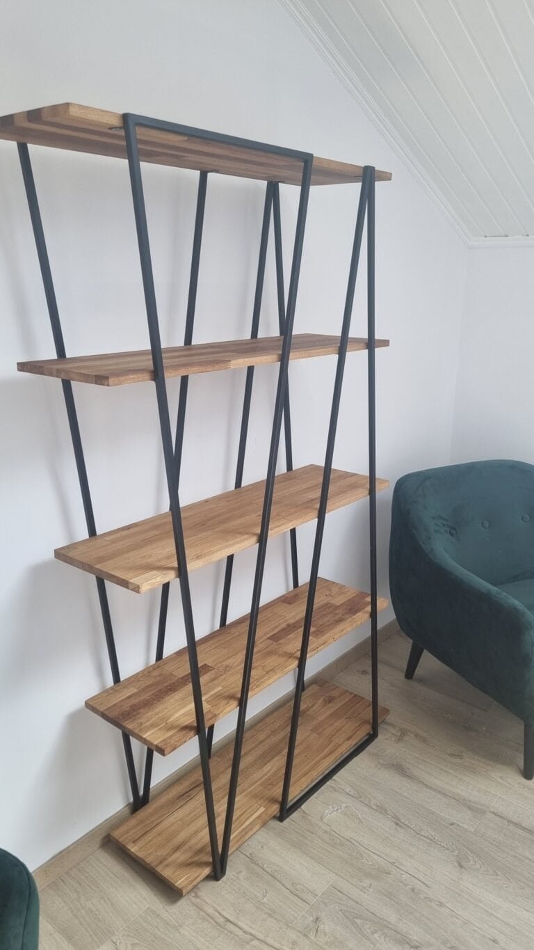 Raft de depozitare din lemn și metal, modern și funcțional pentru living.