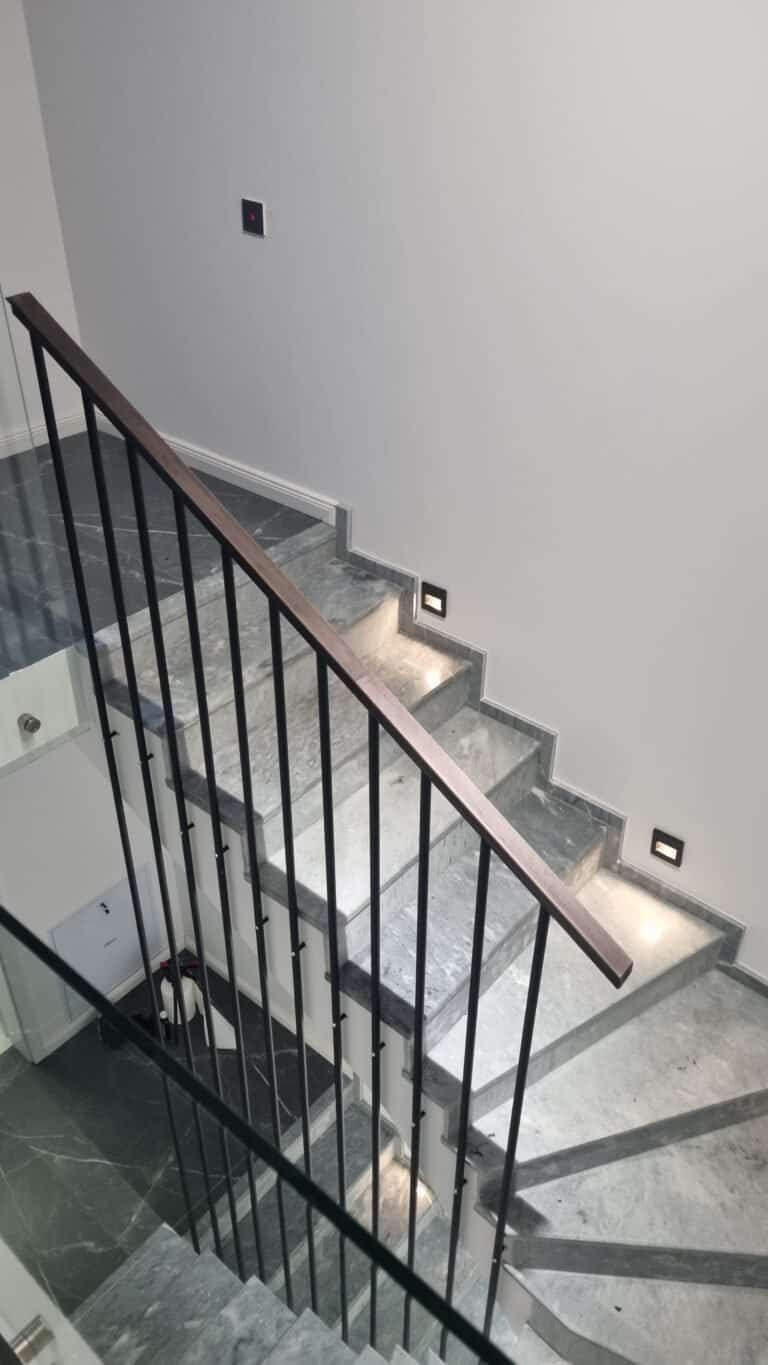 Scară interioară modernă cu iluminare LED integrate în trepte.