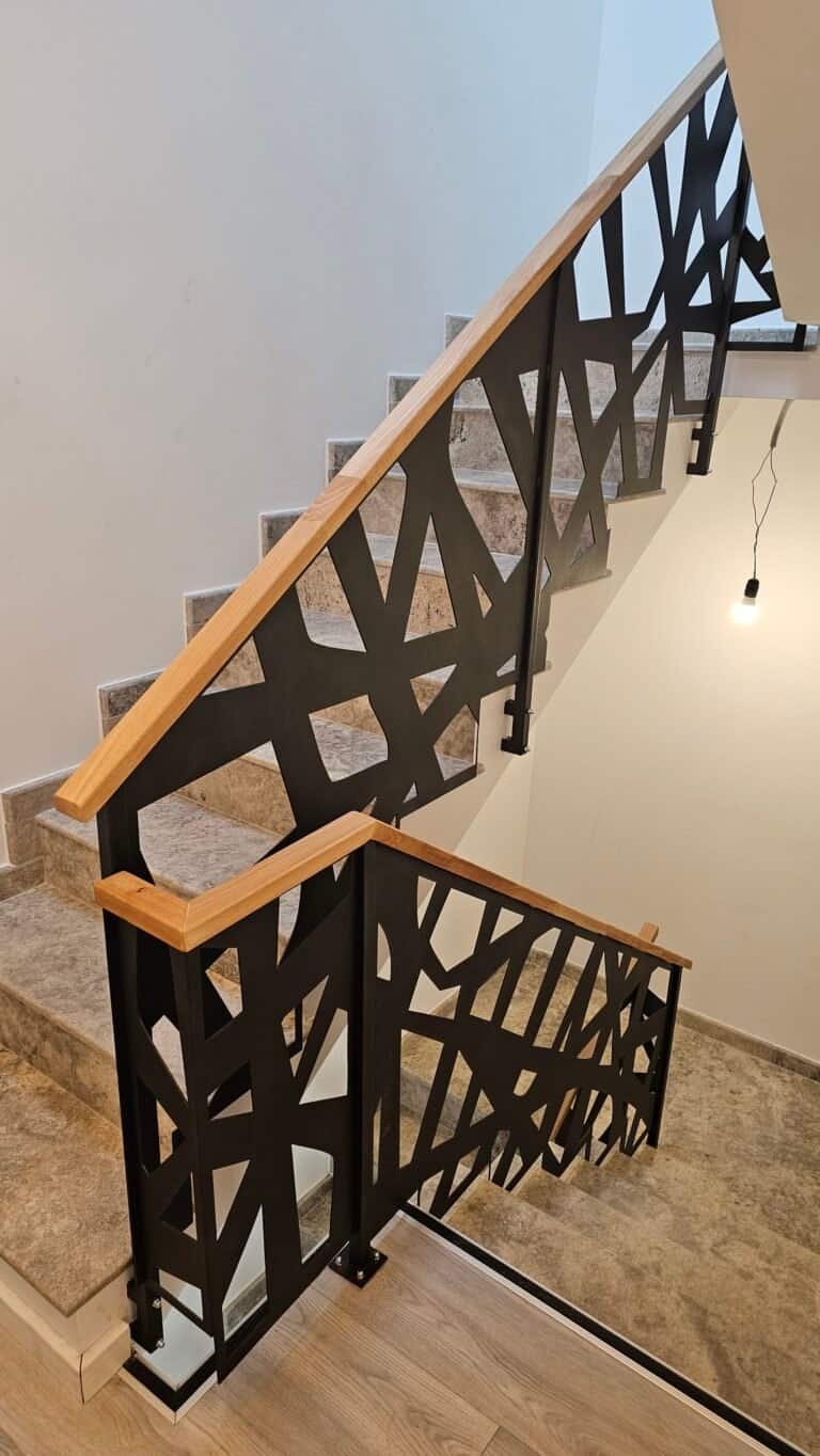 Trepte interioare cu balustradă modernă din metal și lemn, design elegant.