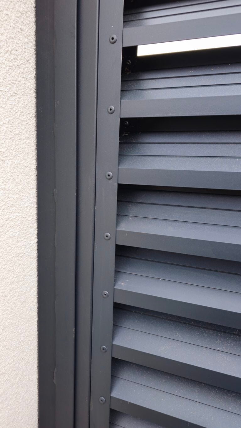 Vitrină de ventilație metalică pentru aerisire și control al ventilației în clădiri.