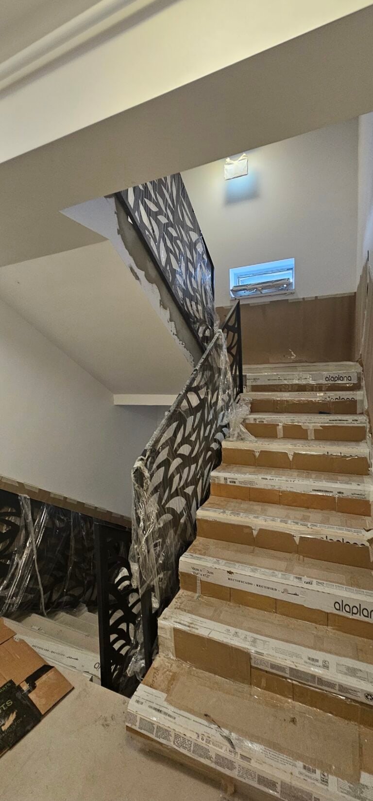 Trepte interioare cu balustradă metalică decorativă pentru amenajări moderne.
