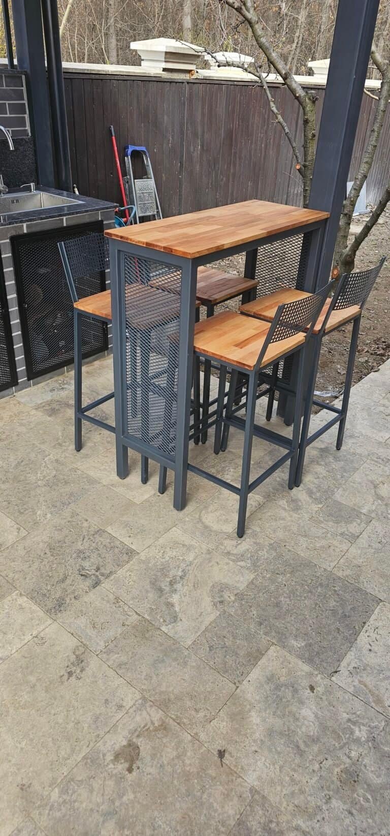 Mese de bar din lemn și metal pentru spații exterioare și terase.