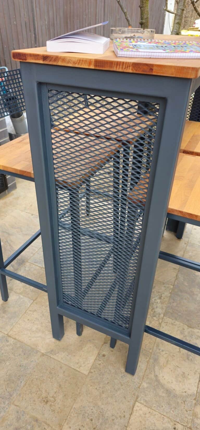 Cabinet de bar exterior modern și funcțional.