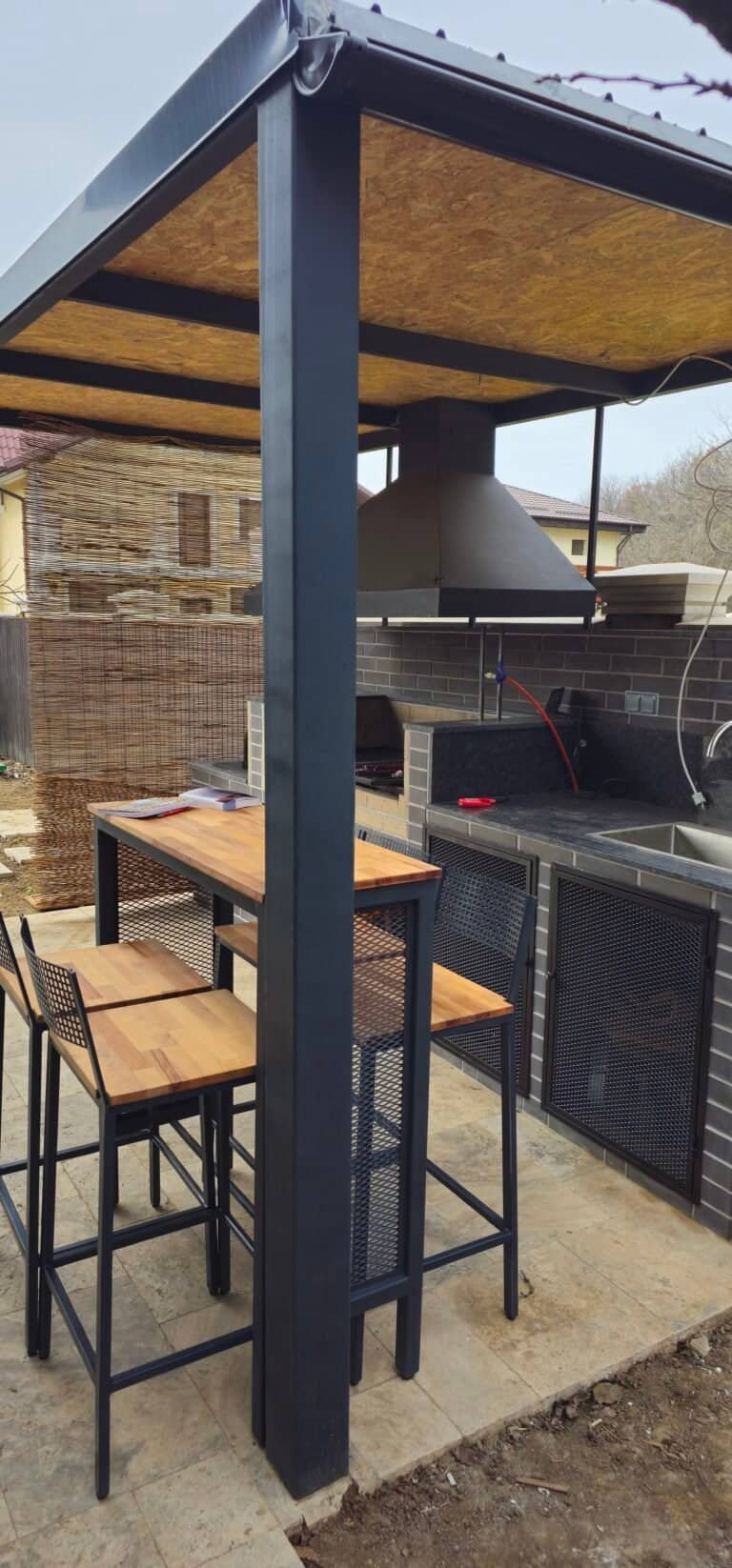 Tavernă de exterior modernă cu zonă de bar și grătar.