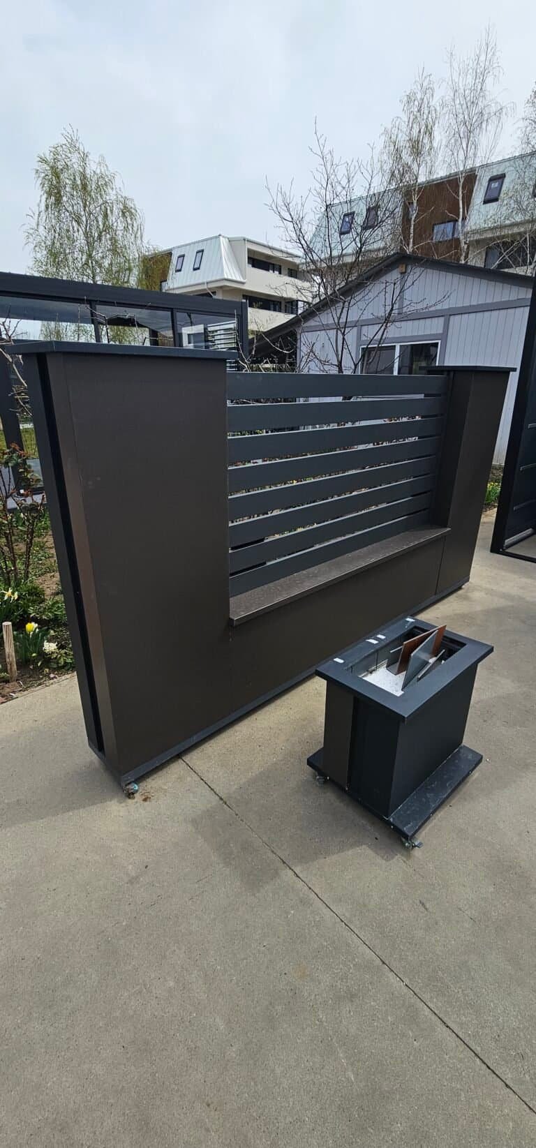 Panou de confidențialitate pentru grădină și terasă, din metal și lemn, pentru intimitate și design.