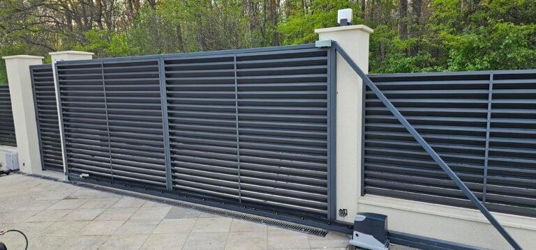 Poartă glisantă automatizată pentru acces facil și sigur.