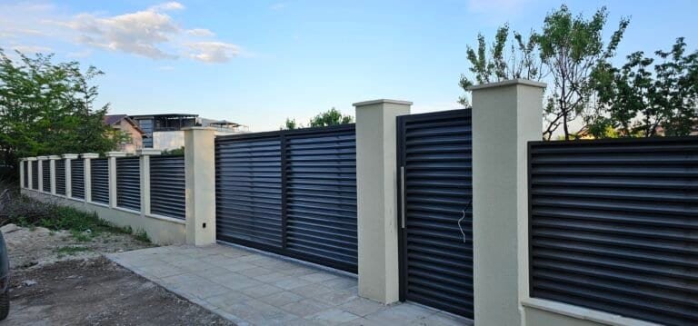 Poartă metalică cu sistem automat pentru curți private.