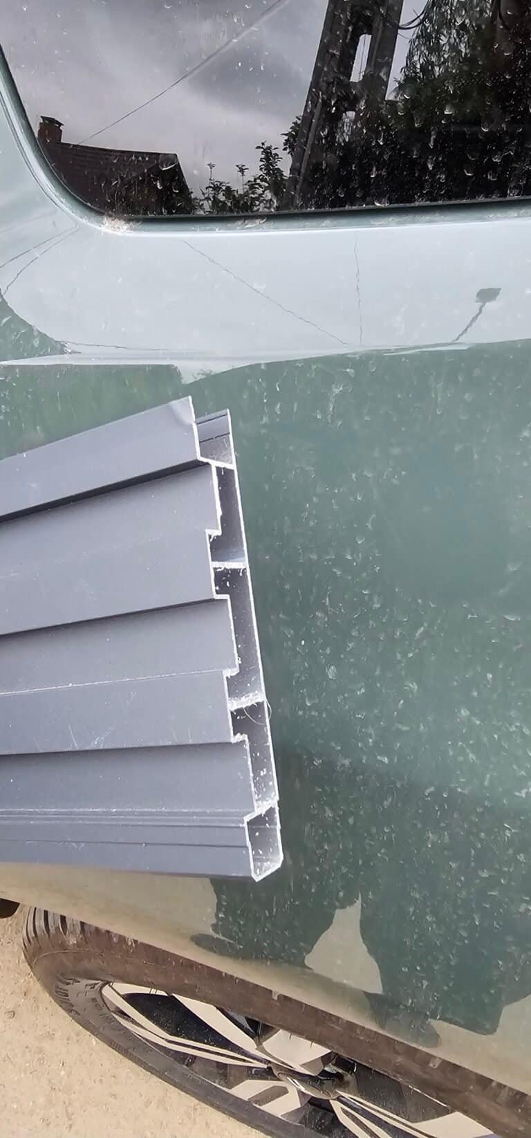 Vitrină cu protecție solară pentru ferestre și uși, asigurând confort și eficiență energetică.