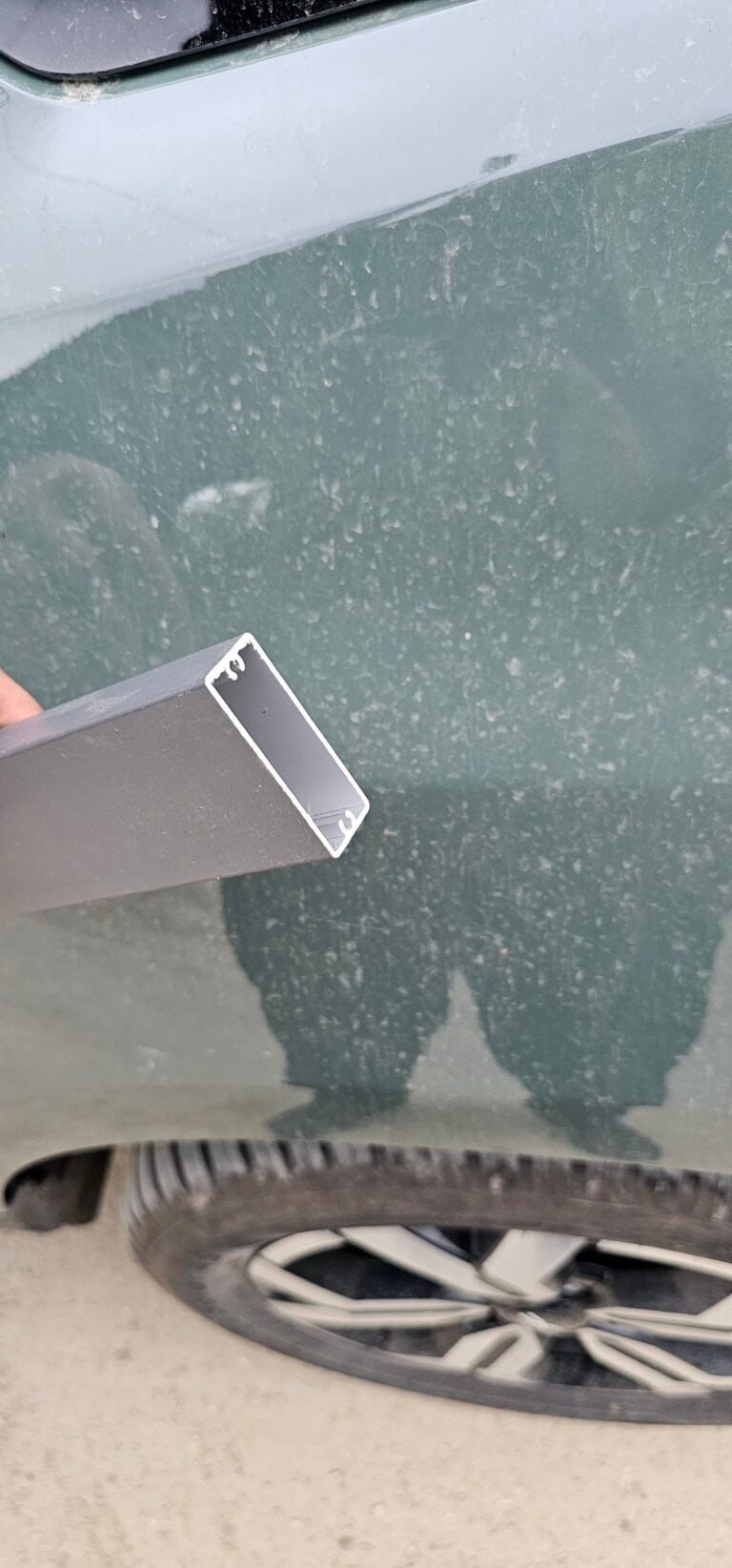 Aplicare sticlă de protecție pe caroserie auto pentru protecție împotriva zgârieturilor.