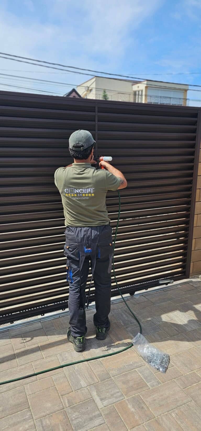 Portiță automată din metal negru pentru acces controlat și securizat.