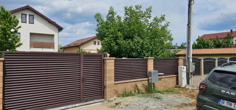 Gard din lemn modern pentru curte și grădină.