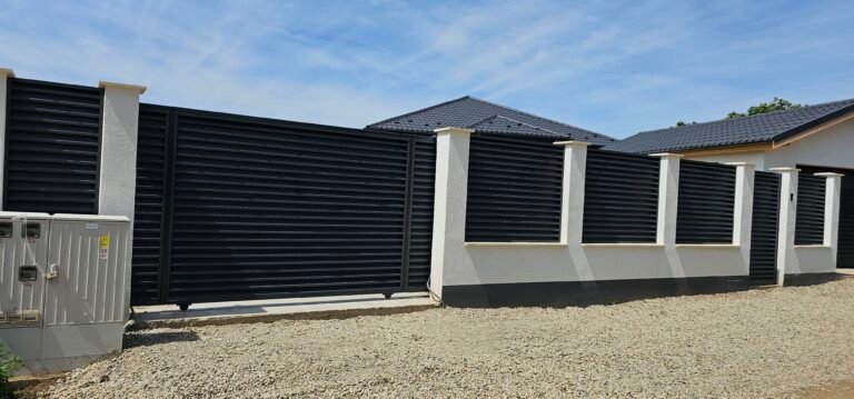 Poartă de grădină din metal și beton, durabilă și sigură.