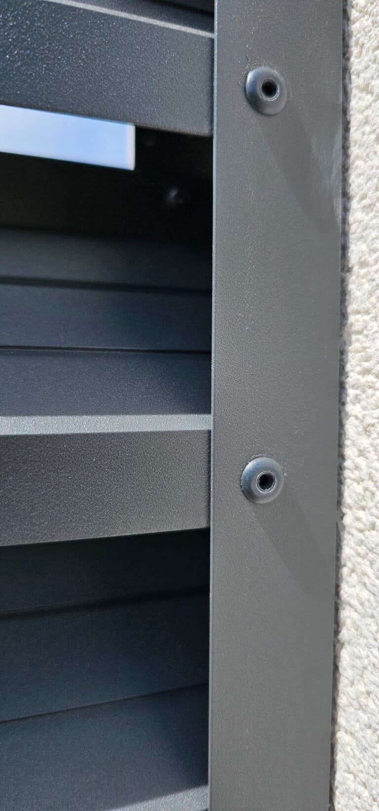 Sistem de ventilație industrială cu grile metalice pentru controlul aerului.