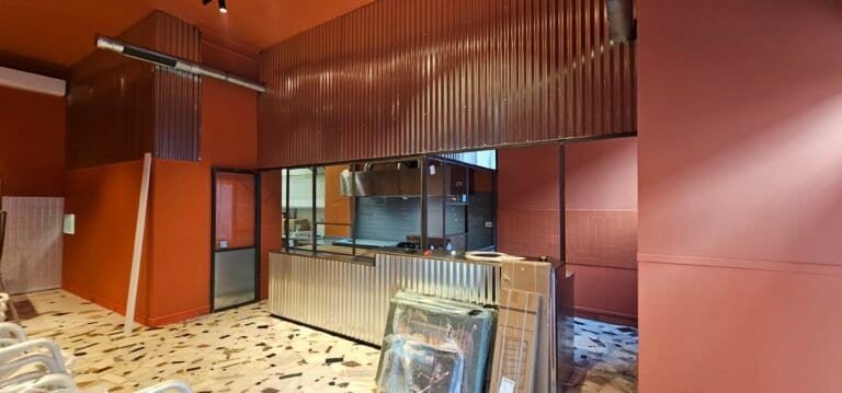 Bucătărie de restaurant modernă cu design elegant și echipamente profesionale.