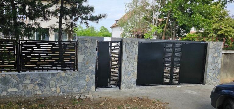 Gardă din metal și piatră, modernă și durabilă, pentru protecție și estetică în curți private.