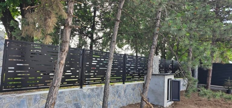 Gard din lemn și metal, modern și durabil pentru grădini și curți. Soluție estetică și sigură pentru.