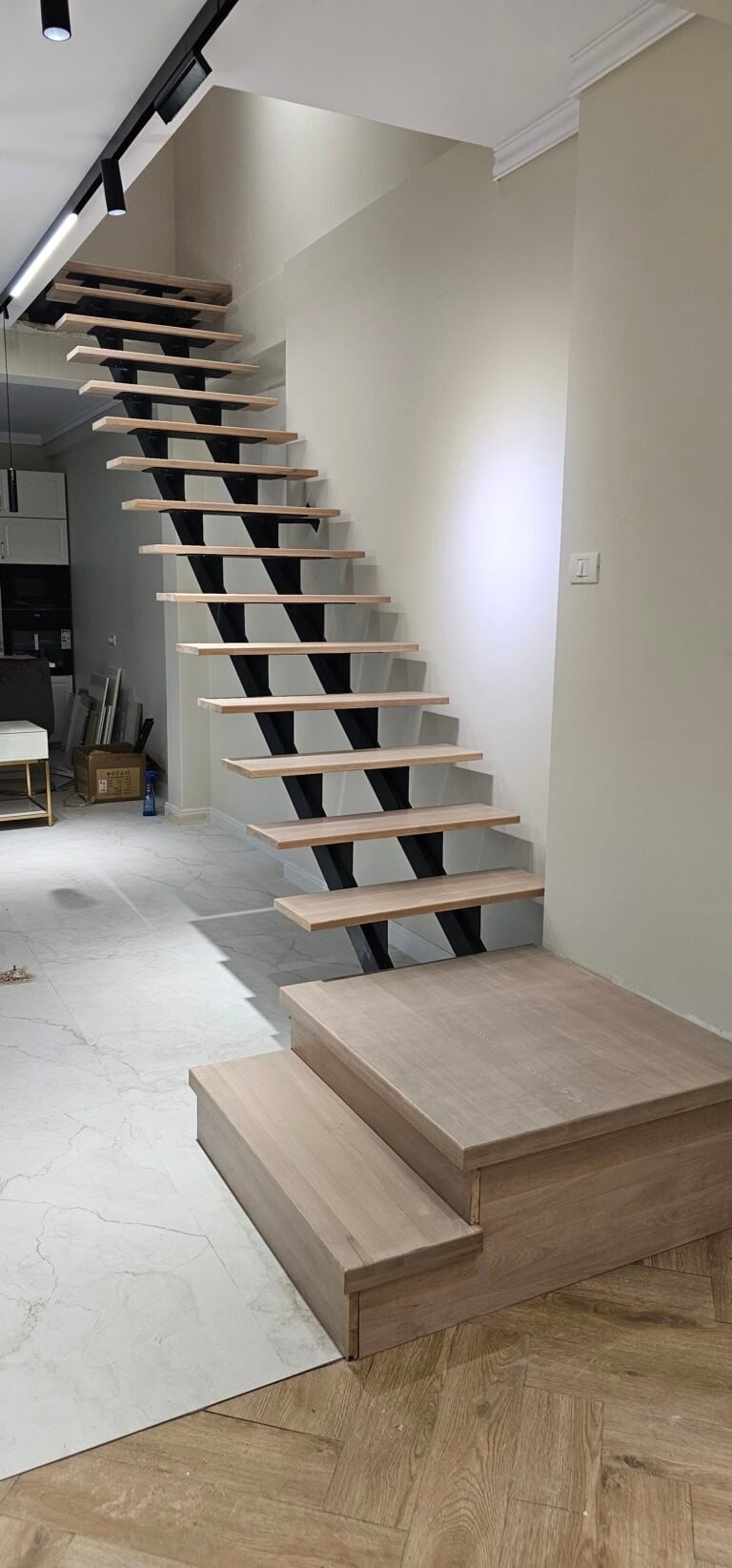 Scară suspendată din lemn și metal, design minimalist pentru interior modern.