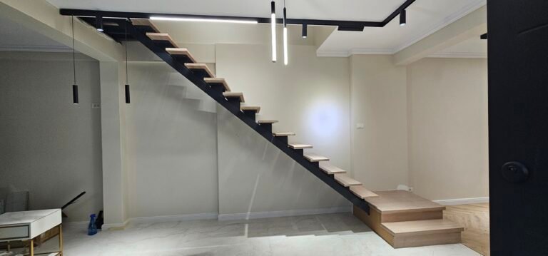 Scară interioară modernă cu design minimalist și trepte din lemn natural.