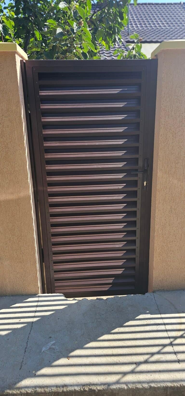 Ușă metalică pentru grădină cu orificii de ventilație și design modern.