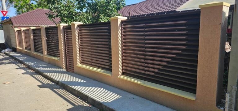 Gard de protecție din lemn și metal, modern și durabil, pentru grădini și curți private.