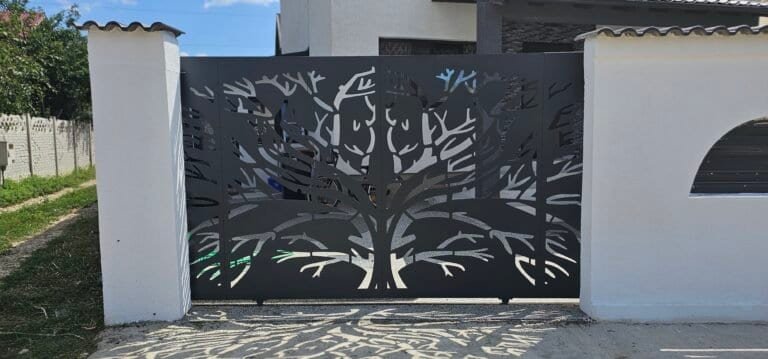 Porti metalice decorative cu design de copac pentru curte.