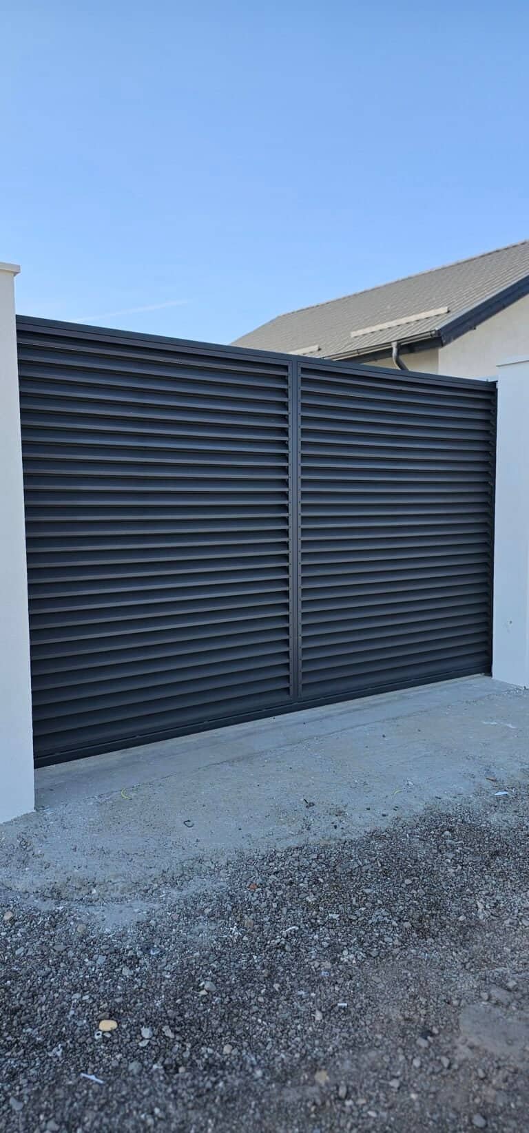 Poartă de grădină din metal negru cu design modern și lamele orizontale.