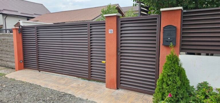 Poartă de grădină din metal și zidărie modernă, cu design elegant și durabil pentru securitate și es.