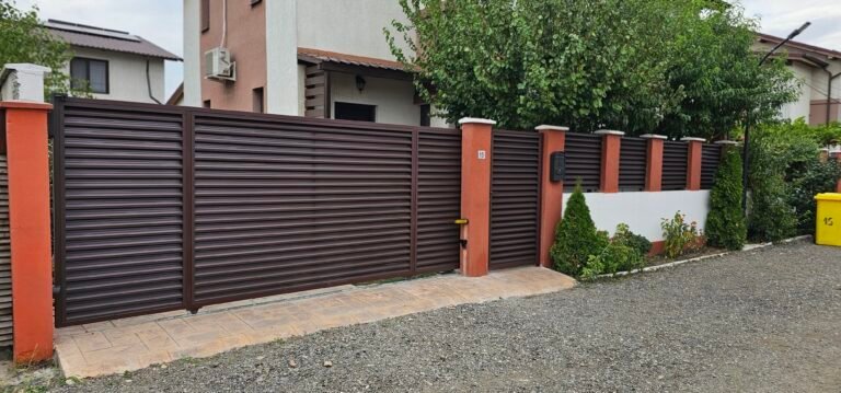 Poartă și gard metalic modern pentru securitate și estetică.