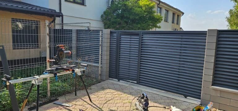 Gard metalic și panouri de protecție pentru curte.