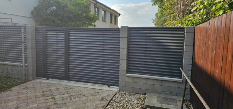 Panou de gard metalic cu panouri rulante pentru intimitate si securitate.