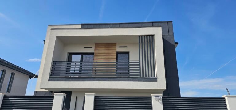 Clădire modernă cu fațadă minimalistă, balcoane și elemente de design contemporan.