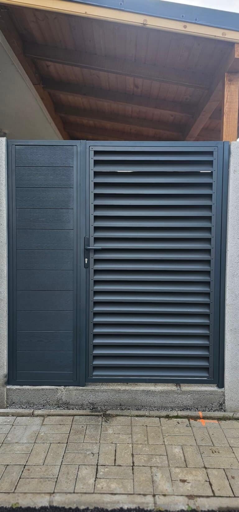 Ușă de grădină din lemn și metal, cu design modern și ventilație, pentru acces sigur și estetic în e.