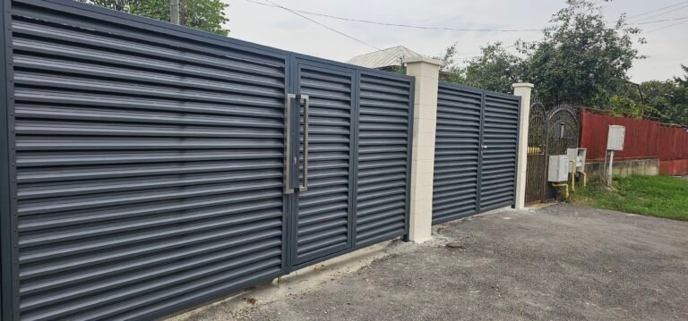 Poartă metalică modernă cu sistem automat de deschidere și design robust.