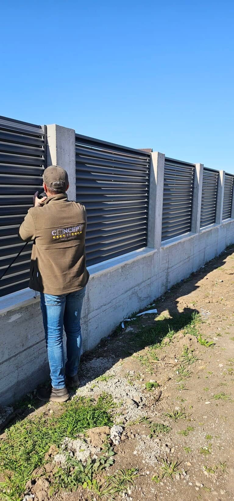 Panou de confidențialitate din metal negru pentru grădină sau teren.