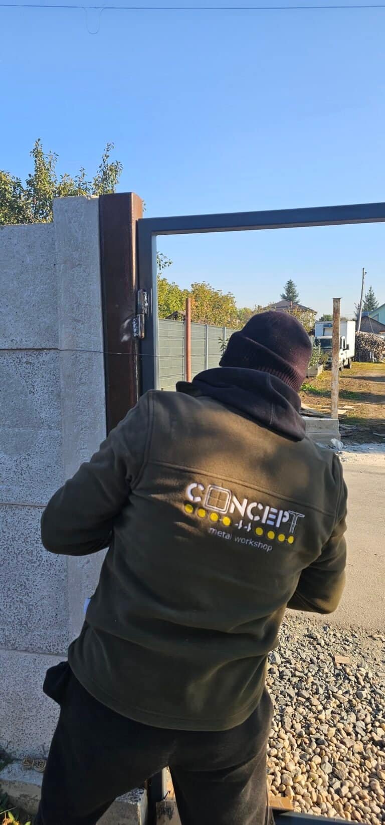 Poartă cu cadru metalic și panou de beton, ideal pentru securitate și estetică modernă.