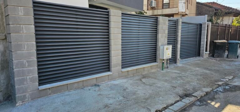 Panou de gard din aluminiu cu design modern și durabilitate.