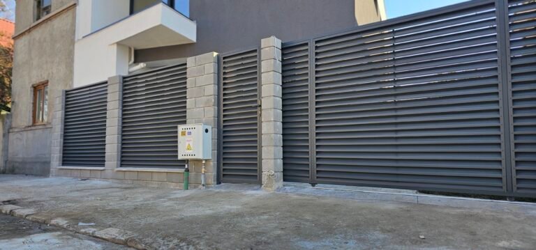 Gard din oțel negru cu panouri orizontale pentru securitate și intimitate.