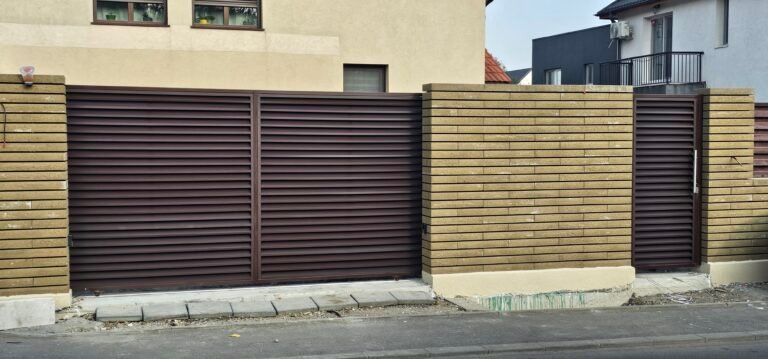 Poartă de grădină din lemn și metal, cu design modern și durabilitate ridicată.