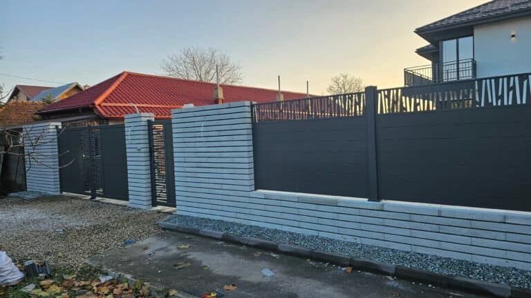 Structură de gard din beton și lemn pentru protecție și estetică.