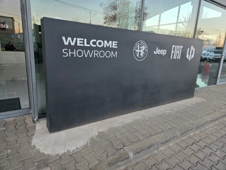 Panou de recepție showroom auto cu logo-uri Jeep, Fiat, Alfa Romeo și DS Automobiles.
